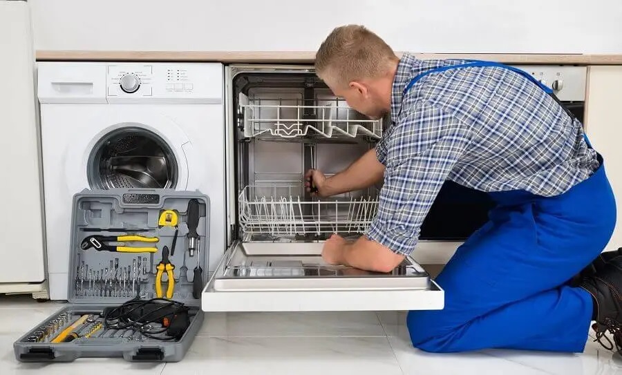 Elmadağ Bosch servisi teknisyen ekibi beyaz eşya tamiri yaparken